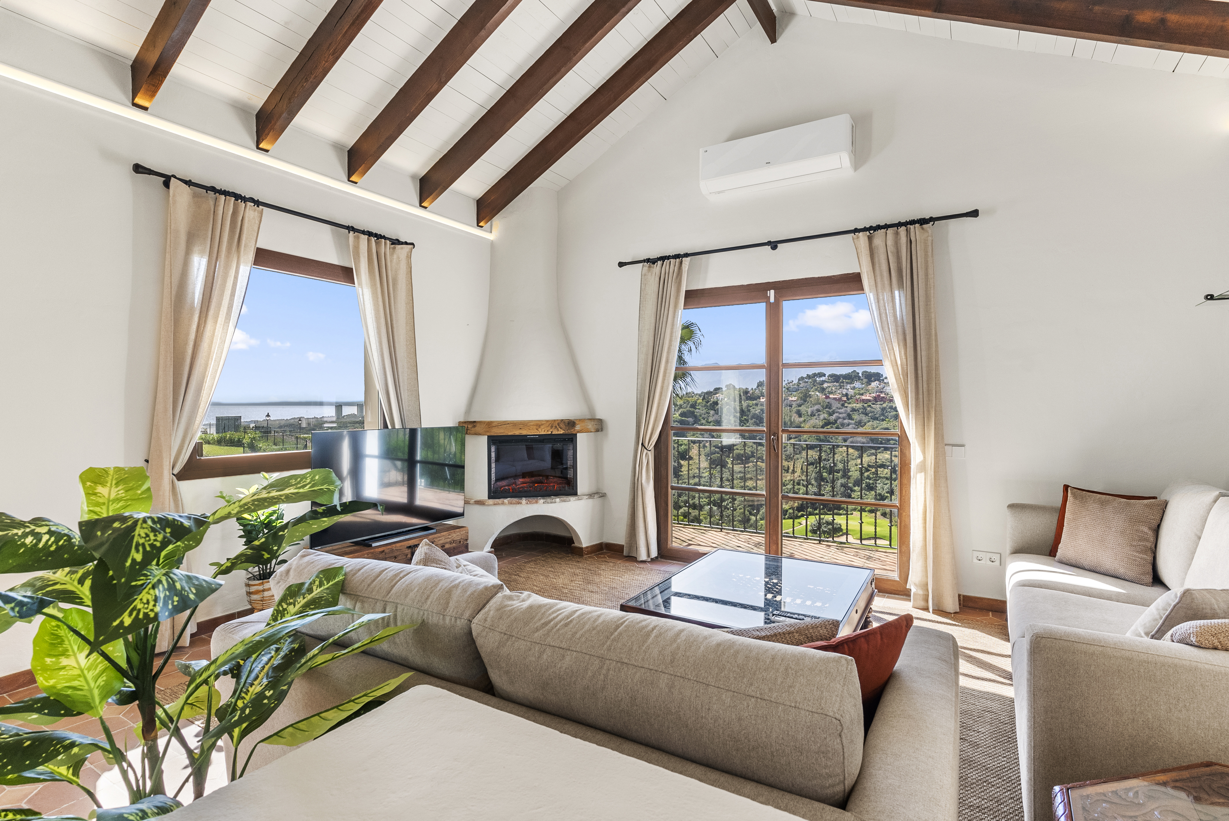 Casa Patricia Cabopino interior view with panoramic windows