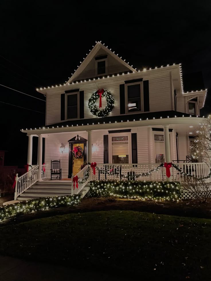 Professional Christmas light installation by LITUP Vancouver 11