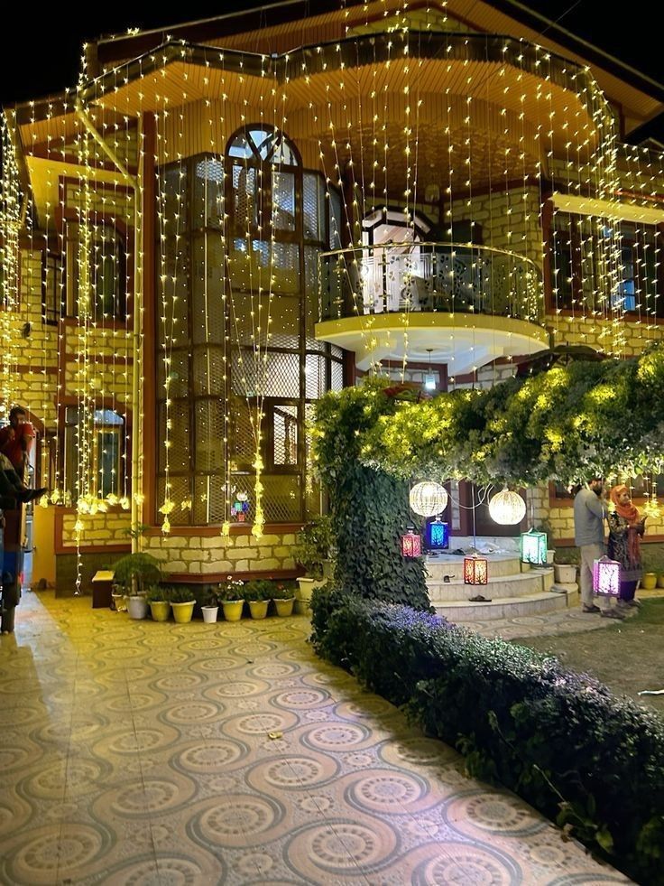 Professional Christmas light installation by LITUP Vancouver 8