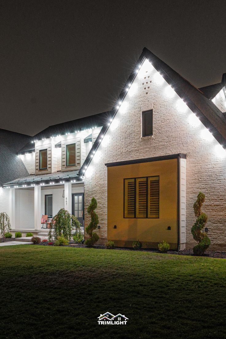 Professional Christmas light installation by LITUP Vancouver 9