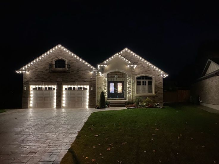 Professional Christmas light installation by LITUP Vancouver 15