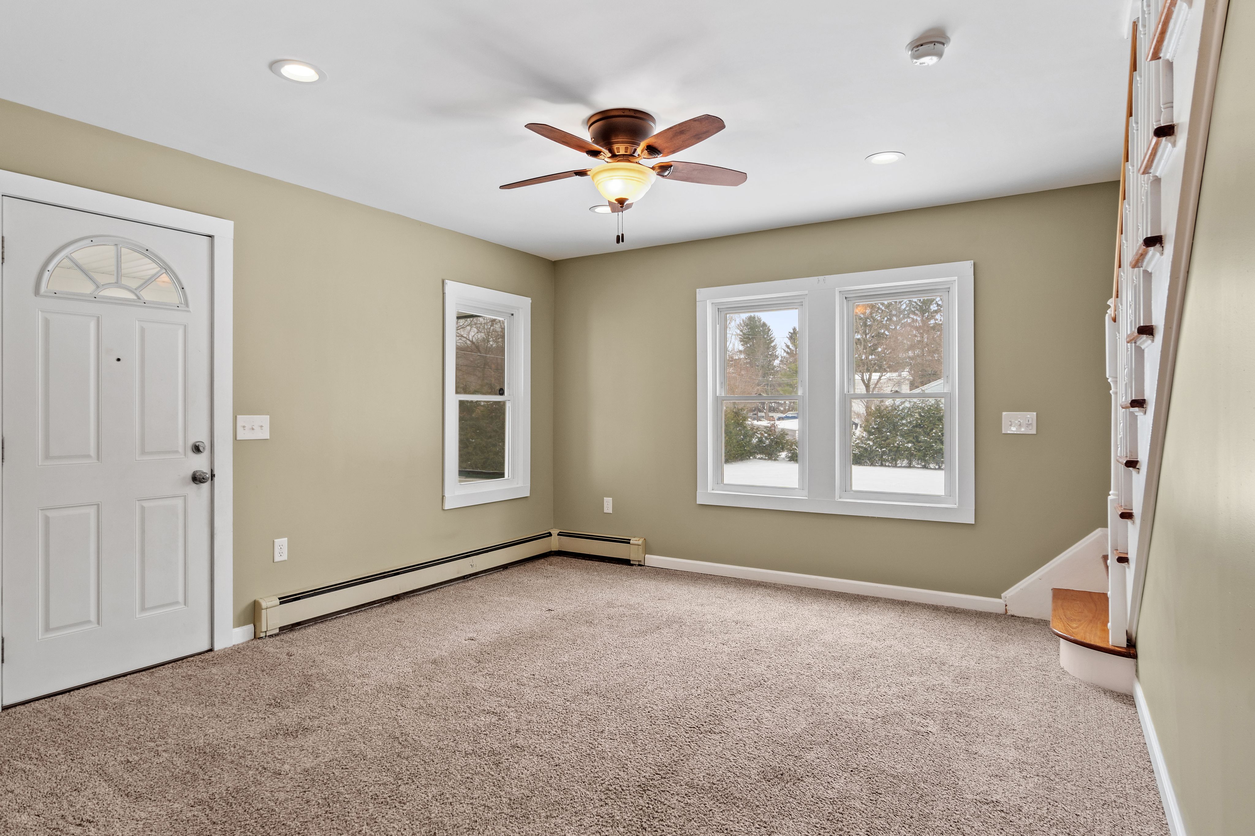 Empty room with ceiling fan
