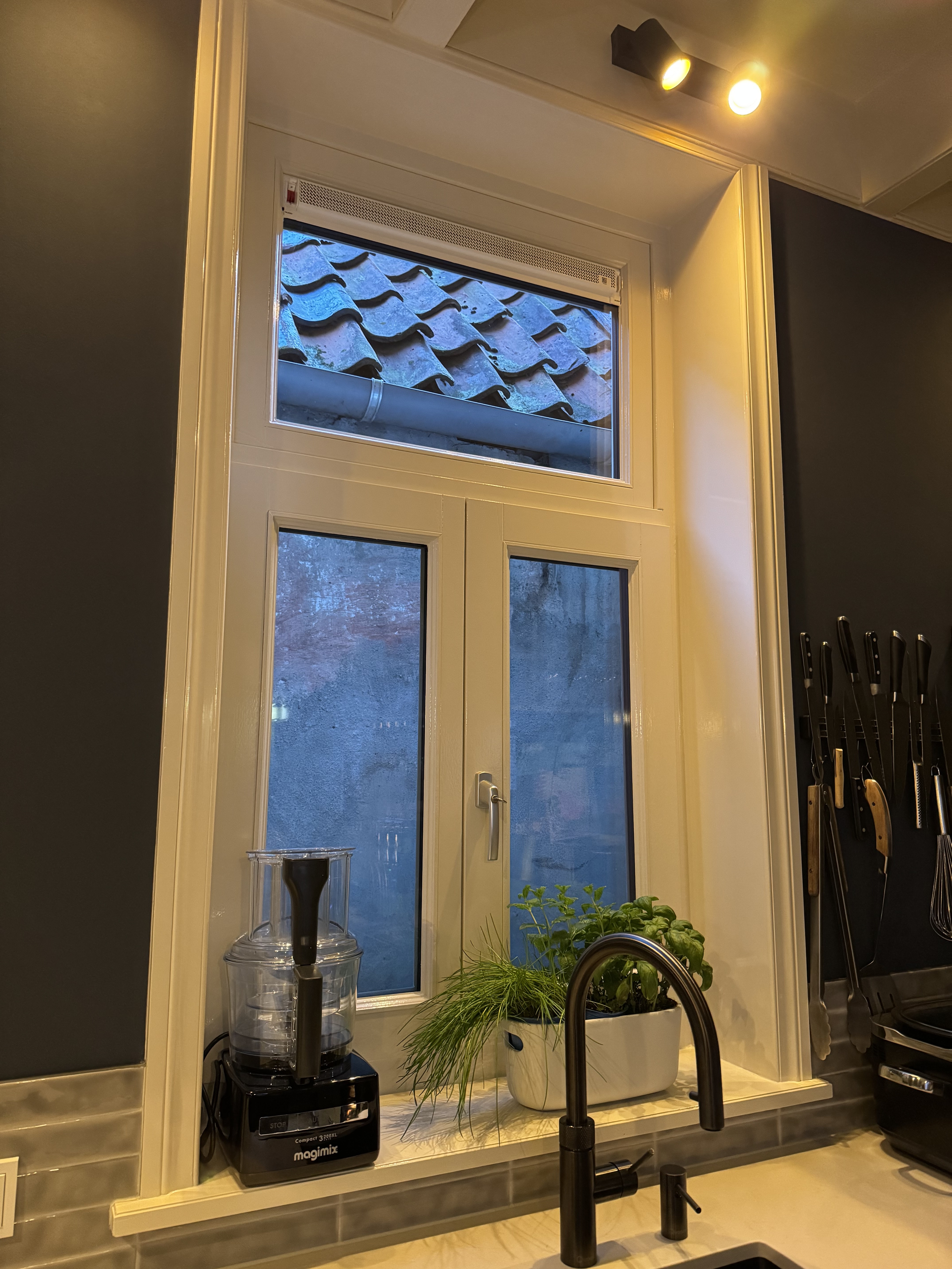 Modern houten kozijn in keuken