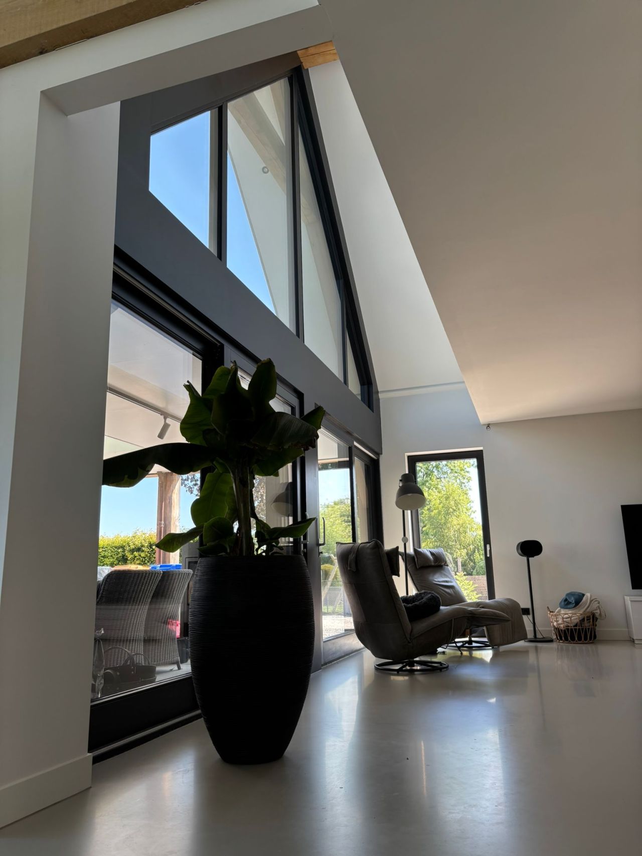 Modern interieur met houten kozijnen