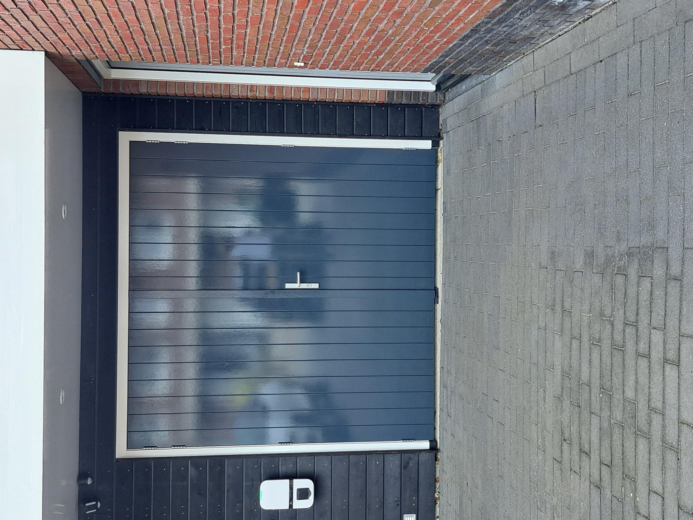Houten garagedeur in donkerblauw